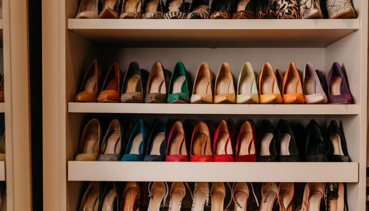 Como organizar sapatos de forma prática e bonita